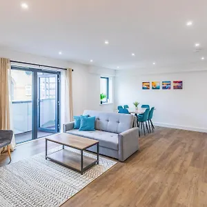  Apartment 2 Bed 2 Bath Near College, Beach, Hospital - Long Offers United Kingdom